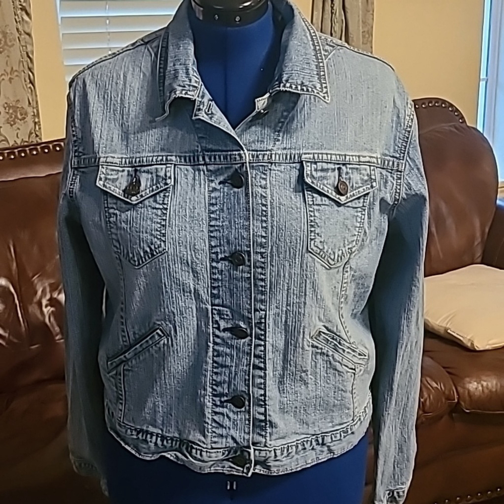 Levi's "Trucker" jean jacket women's sz L.  "Fourpocket (#747)factory Distressed